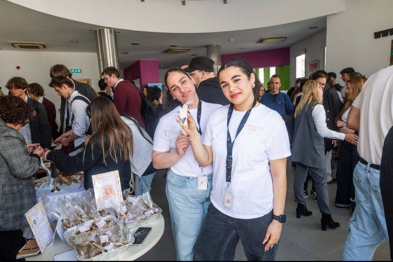 Η ΜΑΘΗΤΙΚΗ ΜΑΣ ΕΠΙΧΕΙΡΗΣΗ LOUKOUMIA BARS ΔΙΝΕΙ ΤΟ ΠΑΡΟΝ ΤΗΣ ΣΤΑ ΕΓΚΑΙΝΙΑ ΤΟΥ ΓΡΑΦΕΙΟΥ ΤΟΥ ΟΡΓΑΝΙΣΜΟΥ JUNIOR ACHIEVEMENT ΣΤΗΝ ΠΑΦΟ